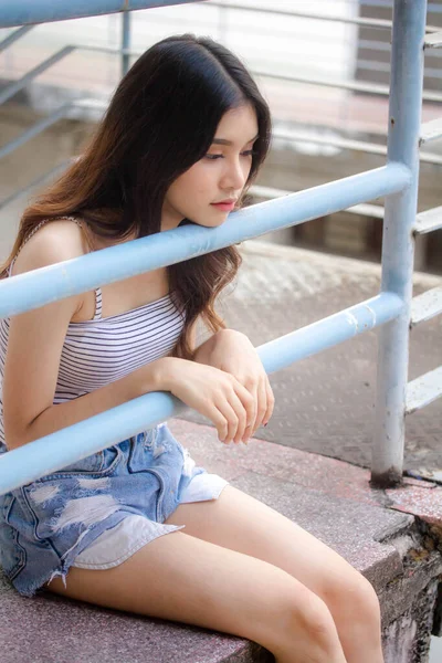 Portret Van Thai Volwassen Mooi Meisje Wit Shirt Blauw Jeans — Stockfoto