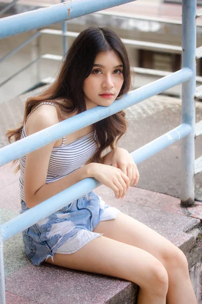 Retrato Tailandês Adulto Linda Menina Branco Camisa Azul Jeans Relaxar — Fotografia de Stock