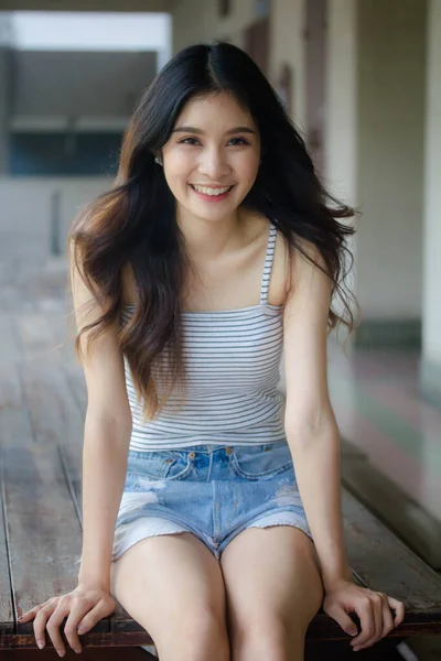 Portrét Thajské Dospělé Krásné Dívky Bílá Košile Modré Džíny Relaxační — Stock fotografie