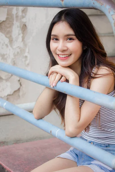 Retrato Tailandés Adulto Hermosa Chica Camisa Blanca Vaqueros Azules Relajarse — Foto de Stock
