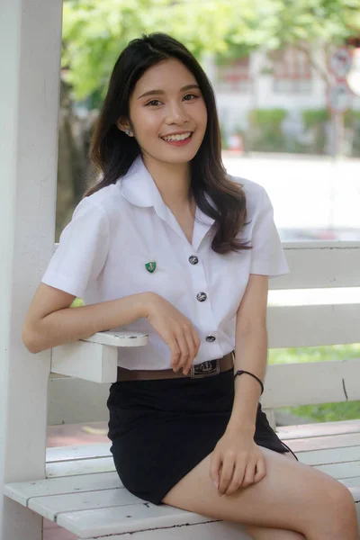 Potret Thai Dewasa Mahasiswa Seragam Universitas Gadis Cantik Santai Dan — Stok Foto