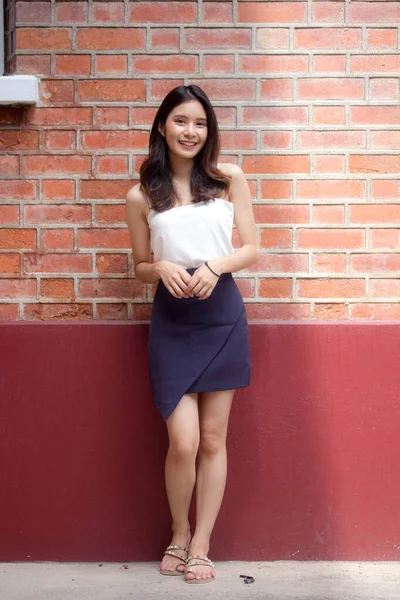 Retrato Tailandês China Adulto Linda Menina Camisa Branca Relaxar Sorrir — Fotografia de Stock