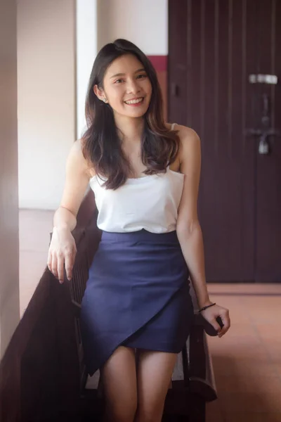 泰国人的画像中国成年人的画像漂亮女孩白衬衫放松微笑 — 图库照片
