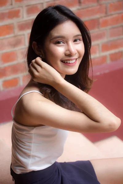 Retrato Tailandés China Adulto Hermosa Niña Camisa Blanca Relajarse Sonreír — Foto de Stock