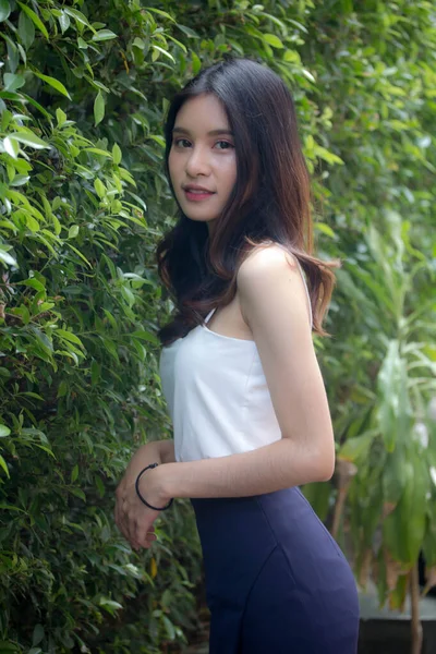 Ritratto Thai China Adulto Bella Ragazza Camicia Bianca Rilassarsi Sorridere — Foto Stock