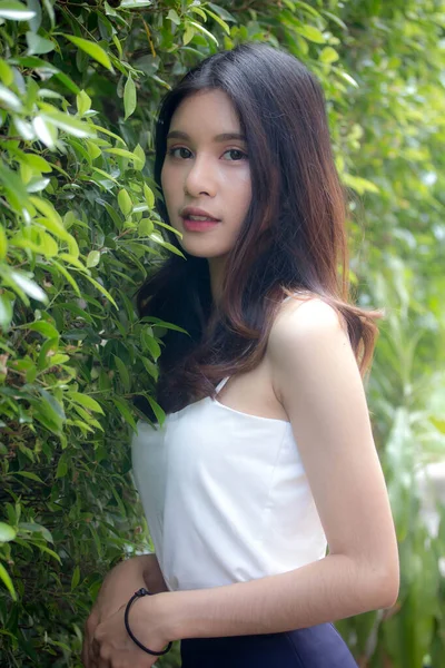 Portret Van Thai China Volwassene Mooi Meisje Wit Shirt Ontspannen — Stockfoto