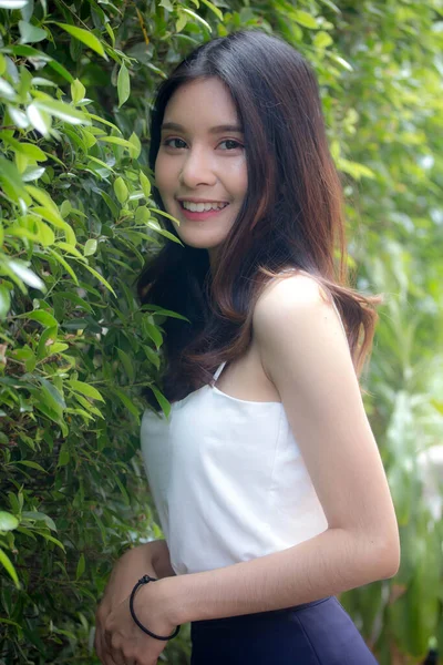 Retrato Tailandés China Adulto Hermosa Niña Camisa Blanca Relajarse Sonreír — Foto de Stock