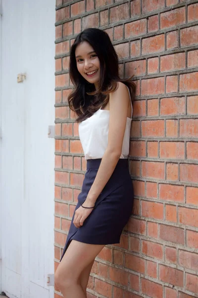 Retrato Tailandés China Adulto Hermosa Niña Camisa Blanca Relajarse Sonreír —  Fotos de Stock