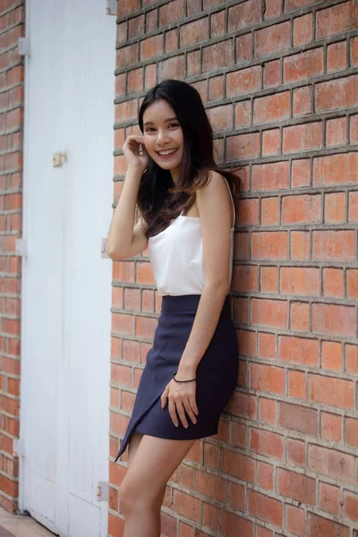 タイの肖像中国大人の美しい女の子白いシャツリラックスして笑顔 — ストック写真