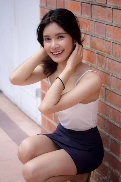 Tayland Portresi Yetişkin Güzel Kız Beyaz Gömlek Rahatla Gülümse — Stok fotoğraf