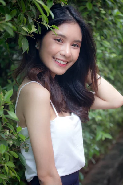 Portrait Von Thai China Erwachsene Schöne Mädchen Weißes Hemd Entspannen — Stockfoto