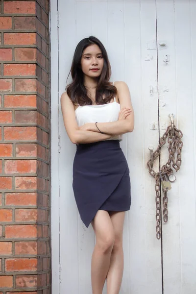 Retrato Tailandés China Adulto Hermosa Niña Camisa Blanca Relajarse Sonreír —  Fotos de Stock