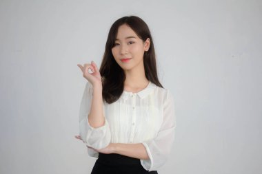 Taylandlı yetişkin öğrenci üniformasının portresi. Güzel bir kız işaret ediyor.