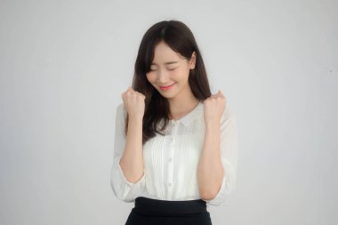 Taylandlı yetişkin kadın çalışan beyaz gömleğin portresi.