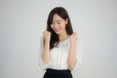 Taylandlı yetişkin kadın çalışan beyaz gömleğin portresi.