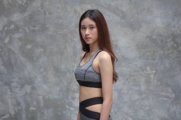 Asya Taylandlı Japon genç kız spor giyimli güzel kız.