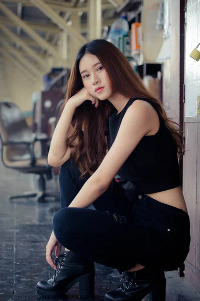 Asia Thai Teen Robe Noire Sur Mode Rue — Photo