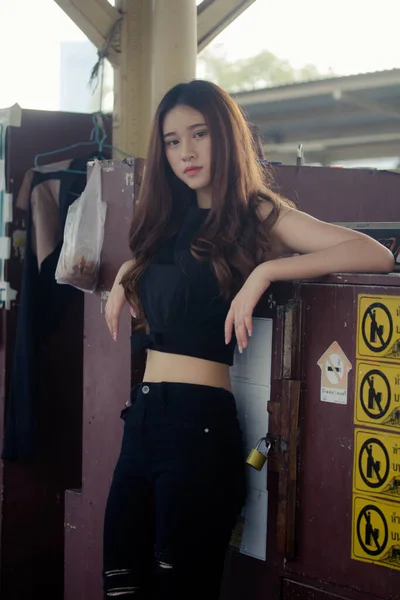 Asia Thai Gaun Hitam Remaja Pada Mode Jalanan — Stok Foto