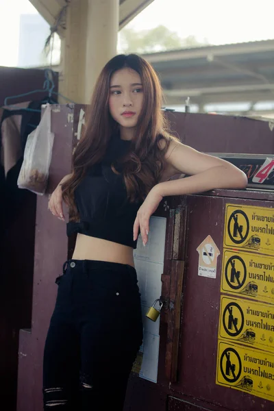 Asia Thai Gaun Hitam Remaja Pada Mode Jalanan — Stok Foto