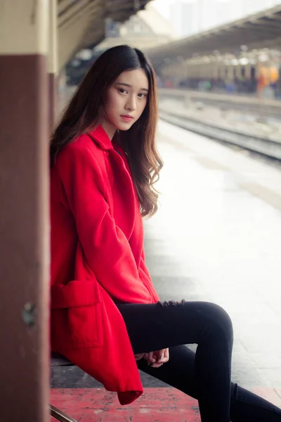 Asiatisch Thai Teen Rot Coat Zug Station — Stockfoto