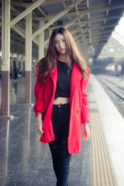 Asia Thai Teen Manteau Rouge Dans Gare — Photo