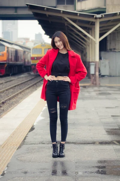 Asia Thai Teen Manteau Rouge Dans Gare — Photo