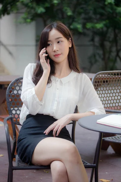 Portret Van Thai China Volwassen Kantoor Meisje Wit Shirt Lopen — Stockfoto