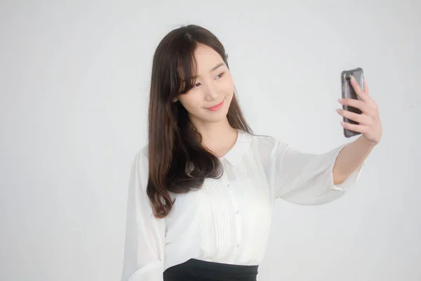 彼女のスマートフォンを使用してタイの大人の働く女性の白いシャツの肖像 Selfie — ストック写真