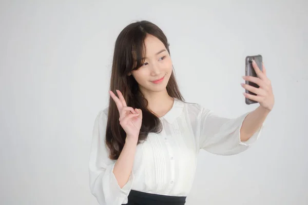 Retrato Mujer Trabajadora Tailandesa Camisa Blanca Usando Teléfono Inteligente Selfie — Foto de Stock