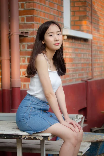 Retrato Tailandés China Adulto Hermosa Niña Camisa Blanca Vaqueros Azules — Foto de Stock