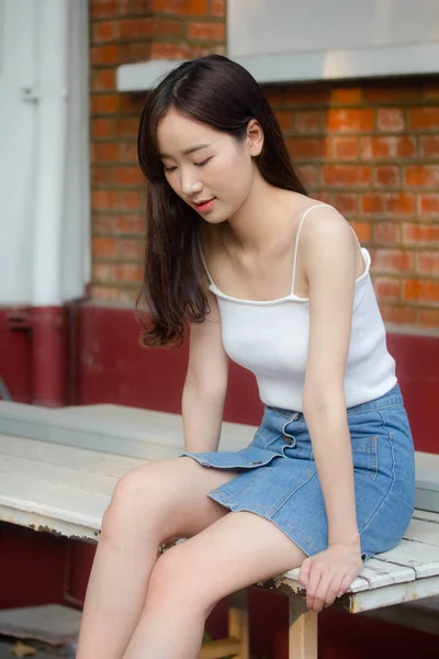 Portret Tailandez China Adult Fată Frumoasă Cămașă Albă Blugi Albastru — Fotografie, imagine de stoc