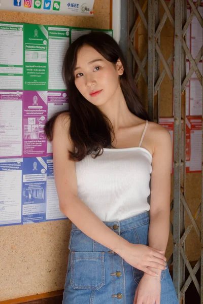 Ritratto Tailandese Porcellana Adulto Bella Ragazza Camicia Bianca Blu Jeans — Foto Stock