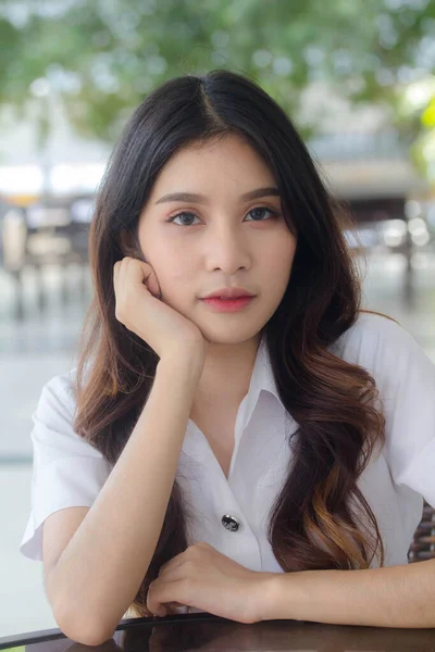 Porträt Von Thailändischen Erwachsenen Studenten Uniform Schöne Mädchen Entspannen Und — Stockfoto