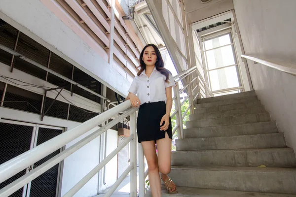 Portret Tailandez Adult Student Uniformă Universitară Fată Frumoasă Relaxa Zâmbi — Fotografie, imagine de stoc