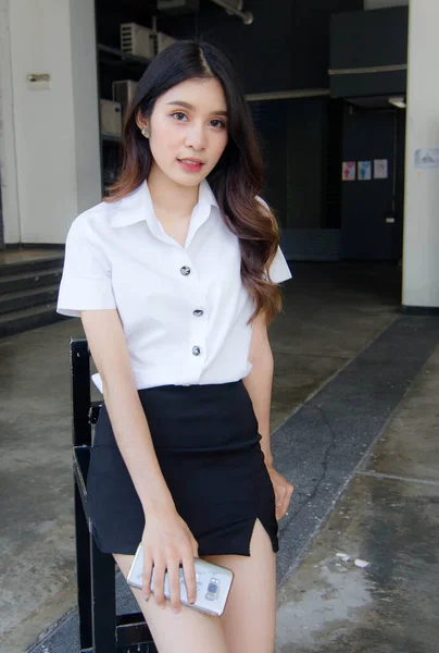 タイの女子大生の肖像 制服美少女リラックスして笑顔 — ストック写真