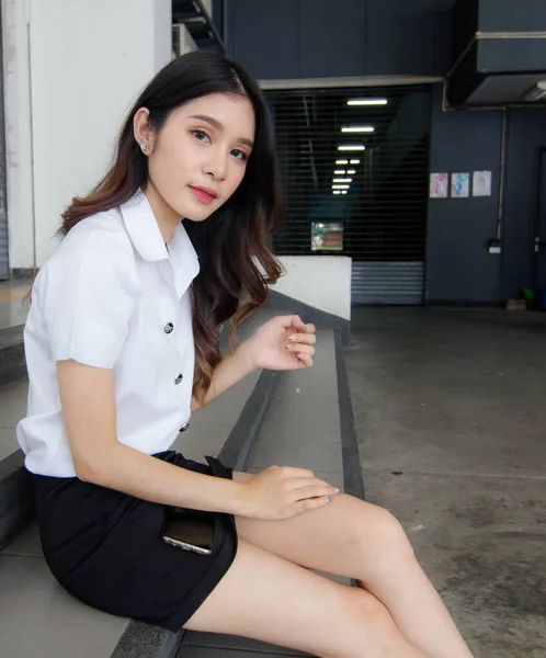 Retrato Tailandês Adulto Estudante Universidade Uniforme Bela Menina Relaxar Sorrir — Fotografia de Stock