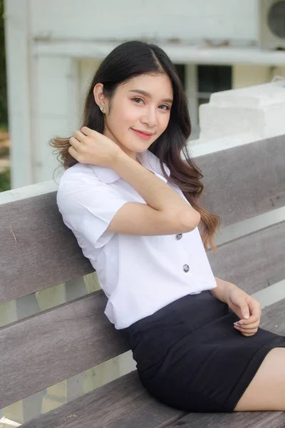 Retrato Tailandês Adulto Estudante Universidade Uniforme Bela Menina Relaxar Sorrir — Fotografia de Stock