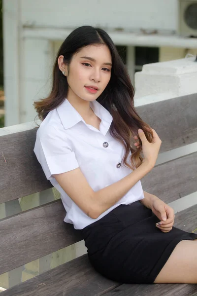 Retrato Tailandês Adulto Estudante Universidade Uniforme Bela Menina Relaxar Sorrir — Fotografia de Stock