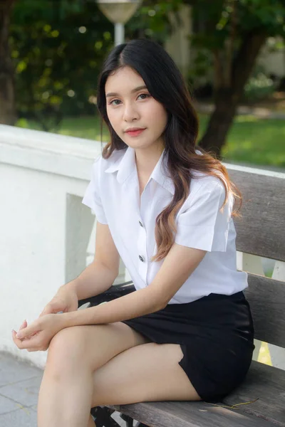 Retrato Tailandês Adulto Estudante Universidade Uniforme Bela Menina Relaxar Sorrir — Fotografia de Stock