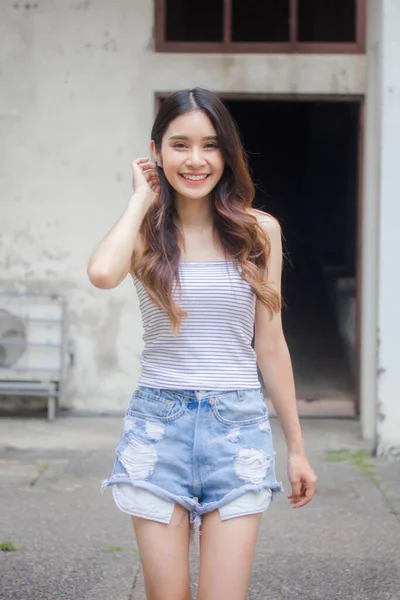 Retrato Tailandés Adulto Hermosa Chica Camisa Blanca Vaqueros Azules Relajarse — Foto de Stock