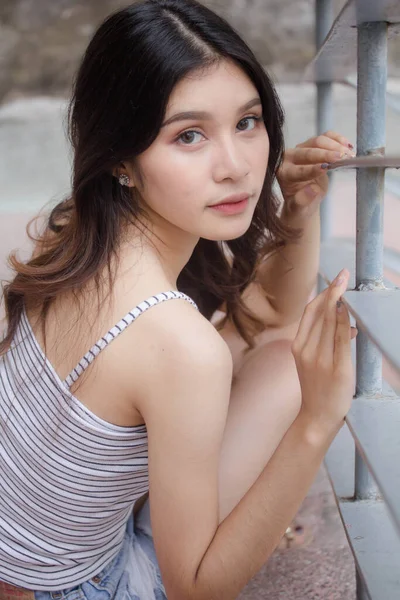 泰国人成人漂亮女孩的画像白衬衫蓝牛仔裤放松时间 — 图库照片