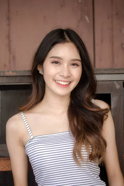 Portrait Von Thailändischen Erwachsenen Schöne Mädchen Weißes Hemd Blaue Jeans — Stockfoto