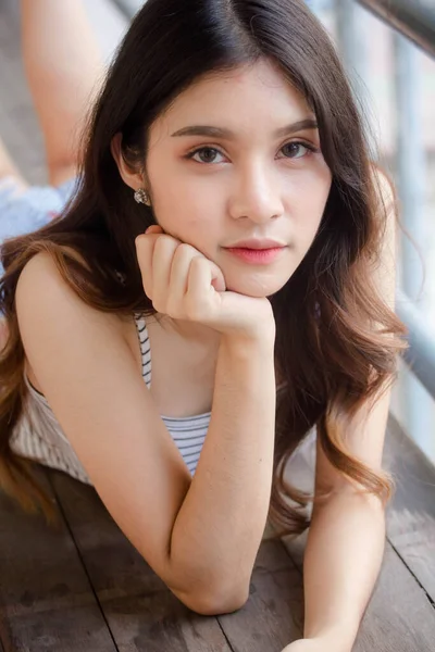 Retrato Tailandés Adulto Hermosa Chica Camisa Blanca Vaqueros Azules Relajarse — Foto de Stock