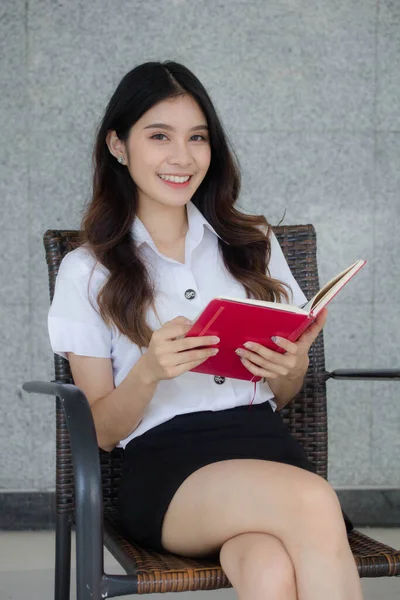 Retrato Tailandês Adulto Estudante Universidade Uniforme Bela Menina Ler Livro — Fotografia de Stock