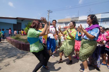 BANGKOK, THAILAND-APRIL 11, 2018: Tayland Yeni Yıl / Su Festivali 'nde (Tayland Yeni Yıl Festivali) 11 Nisan 2018 tarihinde Bangkok, Tayland.