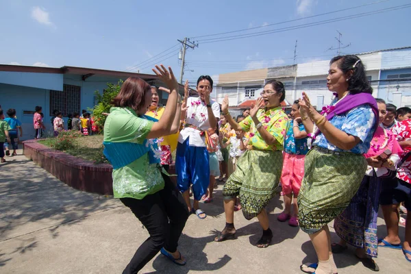 BANGKOK, THAILAND-APRIL 11, 2018: Tayland Yeni Yıl / Su Festivali 'nde (Tayland Yeni Yıl Festivali) 11 Nisan 2018 tarihinde Bangkok, Tayland.
