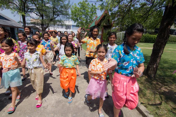 BANGKOK, THAILAND-APRIL 11, 2018: Tayland Yeni Yıl / Su Festivali 'nde (Tayland Yeni Yıl Festivali) 11 Nisan 2018 tarihinde Bangkok, Tayland.