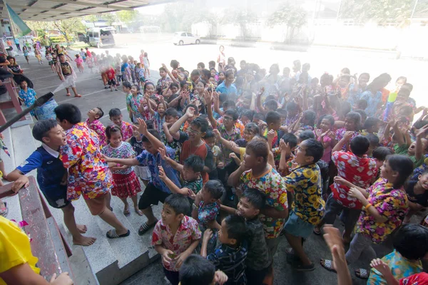 バンコク タイエイプリル社2018年11月 未確認ソンクラーン タイの新年 水祭り を祝う人々タイの長老たちへの挨拶2018年4月11日タイのバンコク — ストック写真