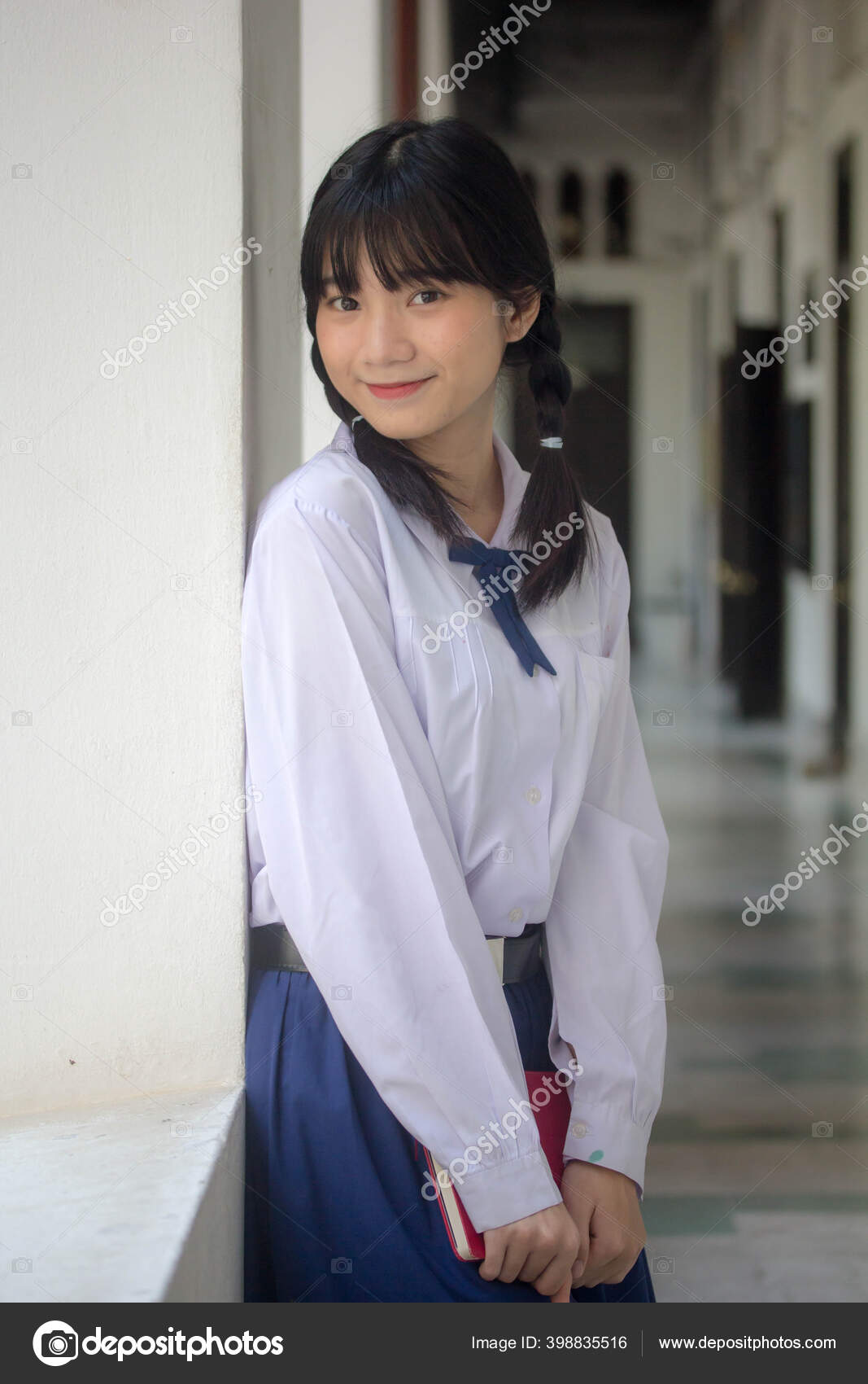 Thai Γυμνάσιο Φοιτητής Στολή Έφηβος Όμορφο Κορίτσι Ευτυχισμένη Και  Χαλαρώσετε — Φωτογραφία Αρχείου © pb20th@yahoo.com #398835516