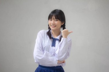 Taylandlı liseli üniformasının portresi. Güzel bir kız işaret ediyor.